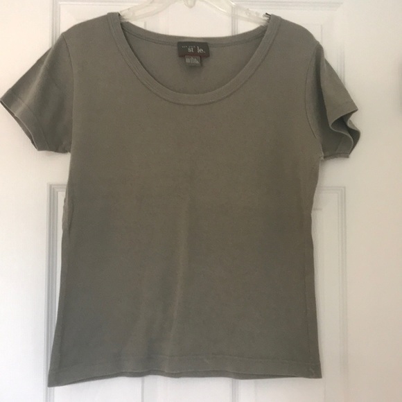 🤩 New York Style Scoop Neck Olive Green Tee 🤩 - Picture 1 of 3